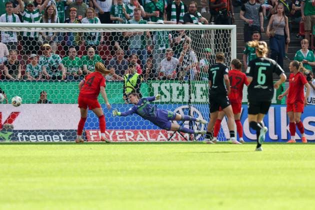 Ena Mahmutoviv 32 SV Werder Bremen cannot hold the ball, 1 3, SV Werder Bremen vs FC Bayern Frauen Muenchen, DFB Pokal Final, 01 05 25 DFB regulations prohibit any use of photographs as image sequences and or quasi video kolbert press Koeln NRW Germany Copyright: xkolbert-press MartinxAguerax