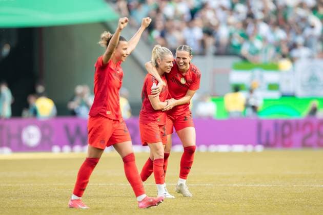 Linda Dallmann FC Bayern Muenchen and Klara Buehl FC Bayern Muenchen celebrate after winning 4-1 during the DFB Women s Cup Final match between FC Bayern Muenchen and Werder Bremen, Rhein Energie Stadion on May 01, 2025 in Cologne, Germany, Germany Photo by Mario Hommes DeFodi Images Linda Dallmann FC Bayern Muenchen and Klara Buehl FC Bayern Muenchen celebrate after winning during the DFB Women s Cup Final match between FC Bayern Muenchen and Werder Bremen at Rhein Energie Stadion on May 1, 2025 in Cologne, Germany Photo by Mario Hommes DeFodi Images DFB DFL REGULATIONS PROHIBIT ANY USE OF PHOTOGRAPHS AS IMAGE SEQUENCES AND OR QUASI VIDEO Photo by Mario Hommes DeFodi Images