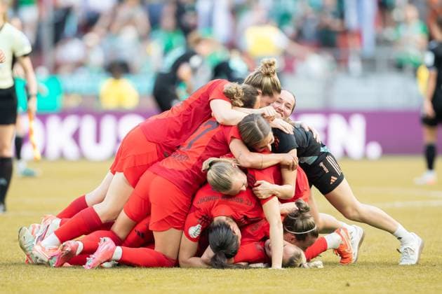 The players of FC Bayern Muenchen celebrate after winning 4 1 during the DFB Women s Cup Final match between FC Bayern Muenchen and Werder Bremen at Rhein Energie Stadion on May 01, 2025 in Cologne, Germany, Germany Photo by Mario Hommes DeFodi Images The players of FC Bayern Muenchen celebrate after winning during the DFB Women s Cup Final match between FC Bayern Muenchen and Werder Bremen at Rhein Energie Stadion on May 1, 2025 in Cologne, Germany Photo by Mario Hommes DeFodi Images DFB DFL REGULATIONS PROHIBIT ANY USE OF PHOTOGRAPHS AS IMAGE SEQUENCES AND OR QUASI VIDEO Photo by Mario Hommes DeFodi Images