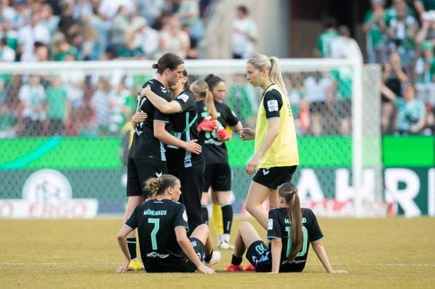 The players of SV Werder Bremen looks dejected during the DFB Women s Cup Final match between FC Bayern Muenchen and Werder Bremen, Rhein Energie Stadion on May 01, 2025 in Cologne, Germany Photo by Mario Hommes DeFodi Images The players of SV Werder Bremen looks dejected during the DFB Women s Cup Final match between FC Bayern Muenchen and Werder Bremen at Rhein Energie Stadion on May 1, 2025 in Cologne, Germany Photo by Mario Hommes DeFodi Images DFB DFL REGULATIONS PROHIBIT ANY USE OF PHOTOGRAPHS AS IMAGE SEQUENCES AND OR QUASI VIDEO Photo by Mario Hommes DeFodi Images
