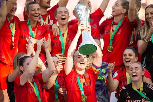 Glodis Perla Viggosdottir FC Bayern Muenchen lifts the cup during the DFB Women s Cup Final match between FC Bayern Muenchen and Werder Bremen, Rhein Energie Stadion on May 01, 2025 in Cologne, Germany Photo by Mario Hommes DeFodi Images Glodis Perla Viggosdottir FC Bayern Muenchen lifts the cup during the DFB Women s Cup Final match between FC Bayern Muenchen and Werder Bremen at Rhein Energie Stadion on May 1, 2025 in Cologne, Germany Photo by Mario Hommes DeFodi Images DFB DFL REGULATIONS PROHIBIT ANY USE OF PHOTOGRAPHS AS IMAGE SEQUENCES AND OR QUASI VIDEO Photo by Mario Hommes DeFodi Images