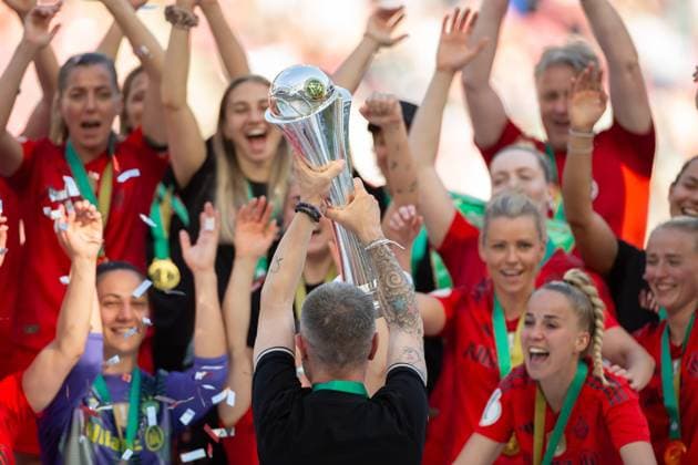 Coach Alexander Straus FC Bayern Muenchen lifts the cup during the DFB Women s Cup Final match between FC Bayern Muenchen and Werder Bremen at Rhein Energie Stadion on 01 May 2025 in Cologne, Germany Photo by Mario Hommes DeFodi Images Coach Alexander Straus FC Bayern Muenchen lifts the cup during the DFB Women s Cup Final match between FC Bayern Muenchen and Werder Bremen at Rhein Energie Stadion on May 1, 2025 in Cologne, Germany Photo by Mario Hommes DeFodi Images DFB DFL REGULATIONS PROHIBIT ANY USE OF PHOTOGRAPHS AS IMAGE SEQUENCES AND OR QUASI VIDEO Photo by Mario Hommes DeFodi Images