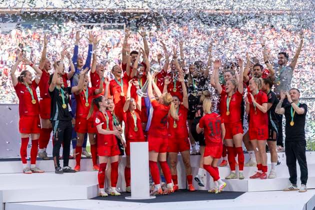 01 05 2025 FC Bayern Munich SV Werder Bremen, DFB Cup Women, Season 2024 2025, Final, at the RheinEnergie Stadium in Cologne Munichs players cheer at the trophy presentation Important note According to the regulations of the DFL German Football League and the DFB German Football Association, it is prohibited to use or have used photographs taken in the stadium and or of the match in the form of sequential images and or video-like photo series Copyright: xDavidxInderliedx