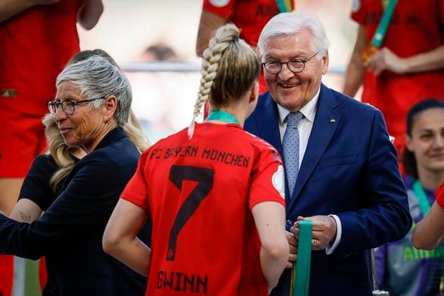 45 DFB Cup Final Womens FC Bayern Munich SV Werder Bremen, 01 05 2025 The Federal President Frank Walter Steinmeier hands Giulia Gwinn FC Bayern Munich, 7 the winners medal 45 DFB Cup Final Womens FC Bayern Munich SV Werder Bremen on 01 05 2025 at RheinEnergie Stadium in Cologne North Rhine-Westphalia DFL REGULATIONS PROHIBIT ANY USE OF PHOTOGRAPHS AS IMAGE SEQUENCES AND OR QUASI VIDEO Copyright: xBEAUTIFULxSPORTS AxelxKohringx
