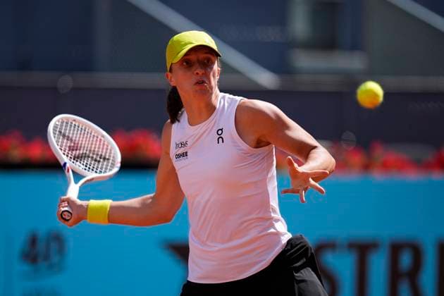 May 1, 2025, Madrid, Madrid, Spain: Iga Swiatek of Poland in action against Coco Gauff of USA during the Mutua Madrid Open 2025, ATP, Tennis Herren Masters 1000 and WTA, Tennis Damen 1000 tennis tournament, celebrated at Caja Magica on May 01, 2025 in Madrid, Spain. Madrid Spain - ZUMAa181 20250501_zaa_a181_089 Copyright: xOscarxJ.xBarrosox