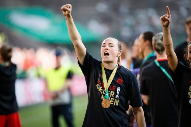 45 DFB Pokal Final Women FC Bayern Munich SV Werder Bremen, 01 05 2025 Magdalena Eriksson FC Bayern Munich, 5 celebrates the cup victory with the fans 45 DFB Pokal Final Women FC Bayern Munich SV Werder Bremen on 01 05 2025 at RheinEnergie Stadium in Cologne North Rhine-Westphalia DFL REGULATIONS PROHIBIT ANY USE OF PHOTOGRAPHS AS IMAGE SEQUENCES AND OR QUASI VIDEO Copyright: xBEAUTIFULxSPORTS AxelxKohringx