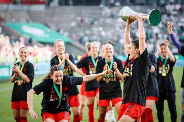 45 DFB Cup Final Women FC Bayern Munich SV Werder Bremen, 01 05 2025 Jovana Damnjanovic FC Bayern Munich, 9 celebrates the cup victory with the fans 45 DFB Cup Final Women FC Bayern Munich SV Werder Bremen on 01 05 2025 at RheinEnergie Stadium in Cologne North Rhine-Westphalia DFL REGULATIONS PROHIBIT ANY USE OF PHOTOGRAPHS AS IMAGE SEQUENCES AND OR QUASI VIDEO Copyright: xBEAUTIFULxSPORTS AxelxKohringx