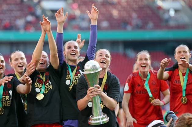 01 05 2025, xovx, Football Women DFB Cup Final, FC Bayern Munich SV Werder Bremen The players of FC Bayern Munich celebrate the victory of the DFB Cup 2024 2025 Cologne Rhein Energie Stadium North Rhine-Westphalia Germany EN