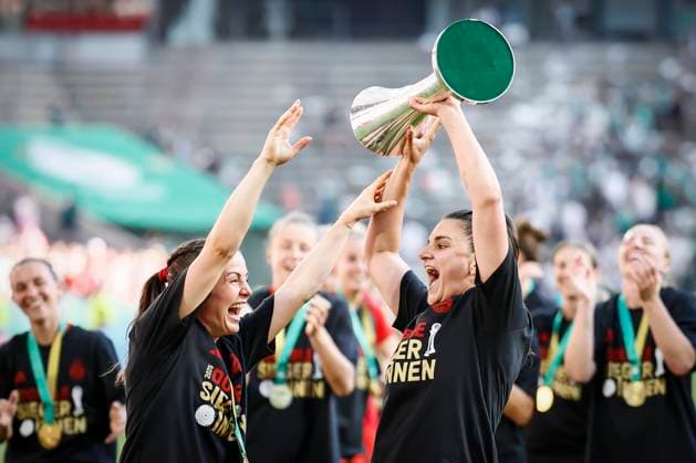 45 DFB Cup Final Women FC Bayern Munich SV Werder Bremen, 01 05 2025 Jovana Damnjanovic FC Bayern Munich, 9 celebrates the cup victory with the fans 45 DFB Cup Final Women FC Bayern Munich SV Werder Bremen on 01 05 2025 at RheinEnergie Stadium in Cologne North Rhine-Westphalia DFL REGULATIONS PROHIBIT ANY USE OF PHOTOGRAPHS AS IMAGE SEQUENCES AND OR QUASI VIDEO Copyright: xBEAUTIFULxSPORTS AxelxKohringx