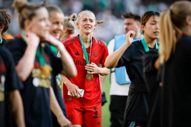 45 DFB Cup Final Women FC Bayern Munich SV Werder Bremen, 01 05 2025 Lea Schüller FC Bayern Munich, 11 celebrates with the players of FC Bayern Munich 45 DFB Cup Final Women FC Bayern Munich SV Werder Bremen on 01 05 2025 at RheinEnergie Stadium in Cologne North Rhine-Westphalia DFL REGULATIONS PROHIBIT ANY USE OF PHOTOGRAPHS AS IMAGE SEQUENCES AND OR QUASI VIDEO Copyright: xBEAUTIFULxSPORTS AxelxKohringx