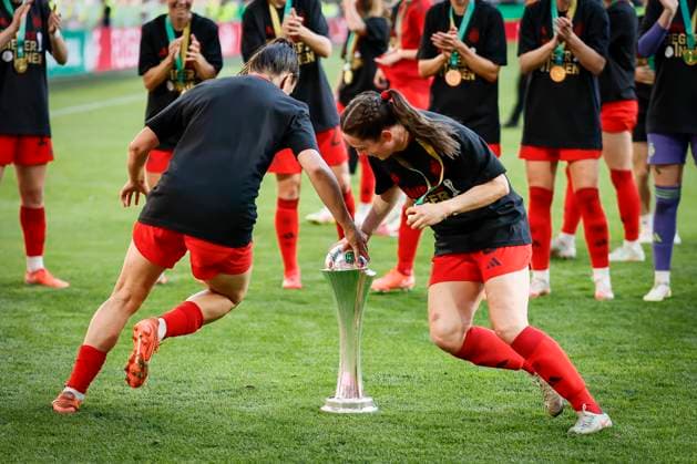 45 DFB Cup Final Women FC Bayern Munich SV Werder Bremen, 01 05 2025 FC Bayern Munich celebrates the cup victory with the fans 45 DFB Cup Final Women FC Bayern Munich SV Werder Bremen on 01 05 2025 at RheinEnergie Stadium in Cologne North Rhine-Westphalia DFL REGULATIONS PROHIBIT ANY USE OF PHOTOGRAPHS AS IMAGE SEQUENCES AND OR QUASI VIDEO Copyright: xBEAUTIFULxSPORTS AxelxKohringx