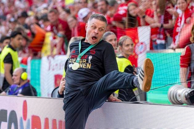 01 05 2025 FC Bayern Munich SV Werder Bremen, DFB Cup Women, season 2024 2025, final, at RheinEnergie Stadium in Cologne Munichs coach Alexander Straus goes to the fans Important note According to the regulations of the DFL German Football League and the DFB German Football Association, it is prohibited to use or have used photographs taken in the stadium and or of the match in the form of sequential images and or video-like photo series Copyright: xDavidxInderliedx