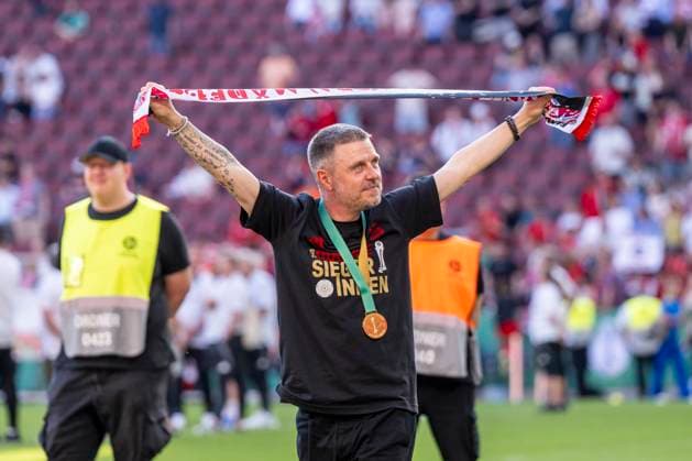 01 05 2025 FC Bayern Munich SV Werder Bremen, DFB Cup Women, season 2024 2025, final, at RheinEnergie Stadium in Cologne Munichs coach Alexander Straus celebrates with fan scarf Important note According to the regulations of the DFL German Football League and the DFB German Football Association, it is prohibited to use or have used photographs taken in the stadium and or of the match in the form of sequential images and or video-like photo series Copyright: xDavidxInderliedx