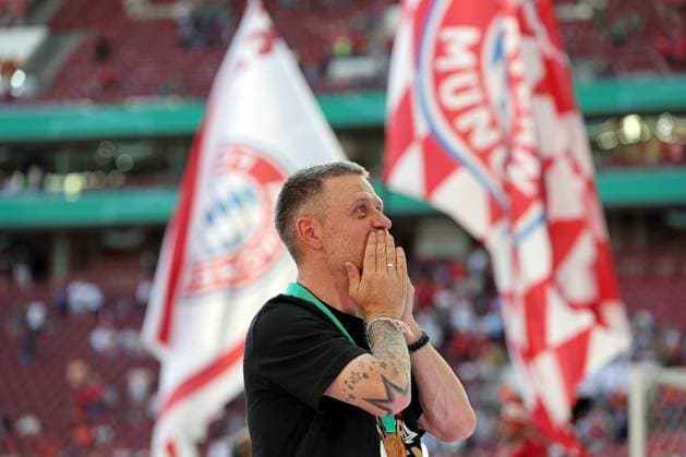 01 05 2025, xovx, Soccer Women DFB Cup Final, FC Bayern Munich SV Werder Bremen Coach Alexander Straus FC Bayern Munich celebrates with the fans of Eintracht Frankfurt the victory of the DFB Cup Women Cologne Rhein Energie Stadion Nordrhein Westfalen Germany EN