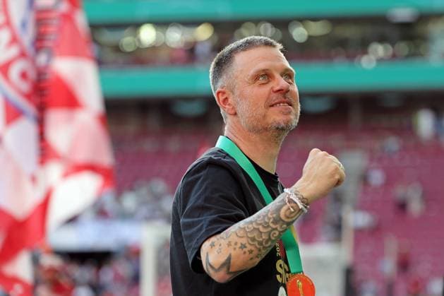 01 05 2025, xovx, Soccer Women DFB Cup Final, FC Bayern Munich SV Werder Bremen Coach Alexander Straus FC Bayern Munich celebrates with the fans of Eintracht Frankfurt the victory of the DFB Cup Women Cologne Rhein Energie Stadion Nordrhein Westfalen Germany EN