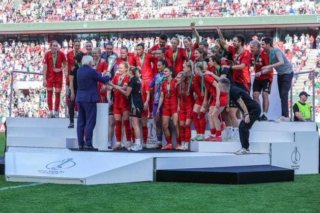 Soccer DFB Cup Womens Final FC Bayern Munich SV Werder Bremen on 01 05 2025 at RheinEnergieStadion in Cologne Frank Walter Steinmeier Federal President hands over the cup to Munich DFB regulations prohibit any use of photographs as image sequences and or quasi video xJRx