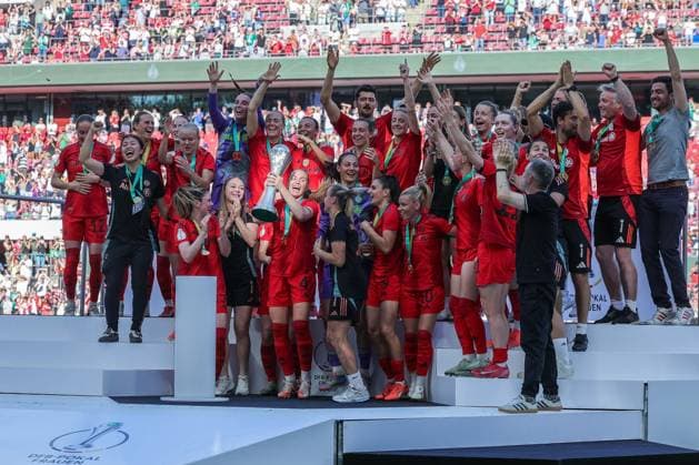 Soccer DFB Cup Womens Final FC Bayern Munich SV Werder Bremen on 01 05 2025 at RheinEnergieStadion in Cologne Munich celebrates the victory the win of the DFB Cup DFB regulations prohibit any use of photographs as image sequences and or quasi video xJRx
