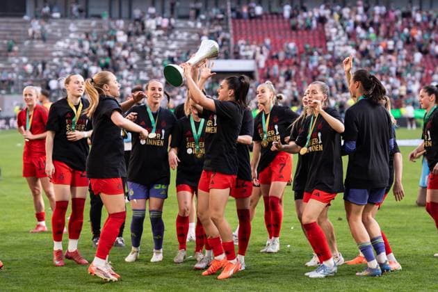 GER, DFB Pokal Final Women, FC Bayern Werder Bremen 01 05 2025, RheinEnergieSTADION, Cologne, GER, DFB Pokal Final Women, FC Bayern Werder Bremen in picture Cup Winner 2025, FC Bayern Munich, FC Bayern Munich players celebrate with trophy nordphotoxGmbHxx xChristianxSchulze nph000300