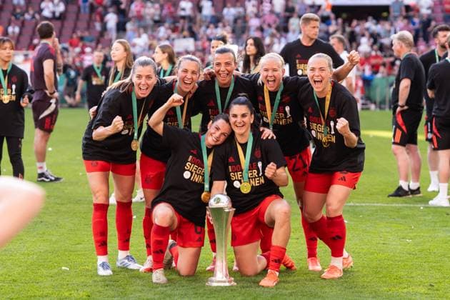 GER, DFB Pokal Final Women, FC Bayern Werder Bremen 01 05 2025, RheinEnergieSTADION, Cologne, GER, DFB Pokal Final Women, FC Bayern Werder Bremen im Bild Pokal Sieger 2025, FC Bayern München, Pernille Harder FC Bayern München, 21 Sarah Zadrazil FC Bayern München, 25 Tuva Hansen FC Bayern München, 6 nordphotoxGmbHxx xChristianxSchulze nph000300