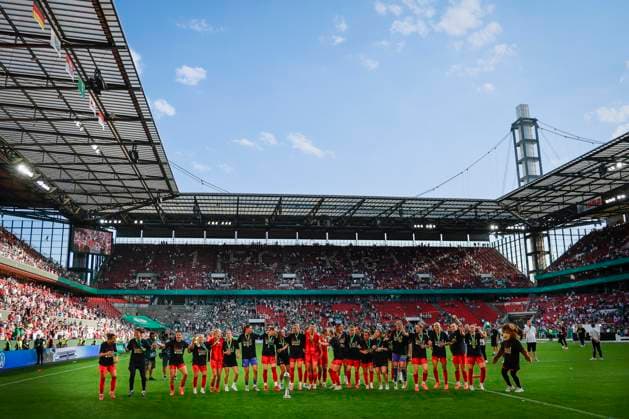 45 DFB Cup Final Women FC Bayern Munich SV Werder Bremen, 01 05 2025 FC Bayern Munich celebrates the cup victory with the fans 45 DFB Cup Final Women FC Bayern Munich SV Werder Bremen on 01 05 2025 at RheinEnergie Stadium in Cologne North Rhine-Westphalia DFL REGULATIONS PROHIBIT ANY USE OF PHOTOGRAPHS AS IMAGE SEQUENCES AND OR QUASI VIDEO Copyright: xBEAUTIFULxSPORTS AxelxKohringx