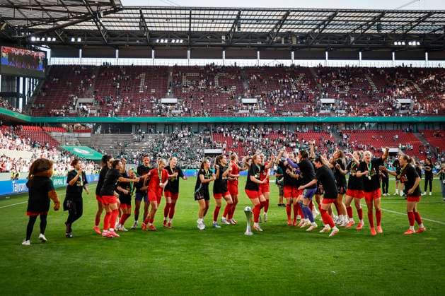 45 DFB Cup Final Women FC Bayern Munich SV Werder Bremen, 01 05 2025 FC Bayern Munich celebrates the cup victory with the fans 45 DFB Cup Final Women FC Bayern Munich SV Werder Bremen on 01 05 2025 at RheinEnergie Stadium in Cologne North Rhine-Westphalia DFL REGULATIONS PROHIBIT ANY USE OF PHOTOGRAPHS AS IMAGE SEQUENCES AND OR QUASI VIDEO Copyright: xBEAUTIFULxSPORTS AxelxKohringx