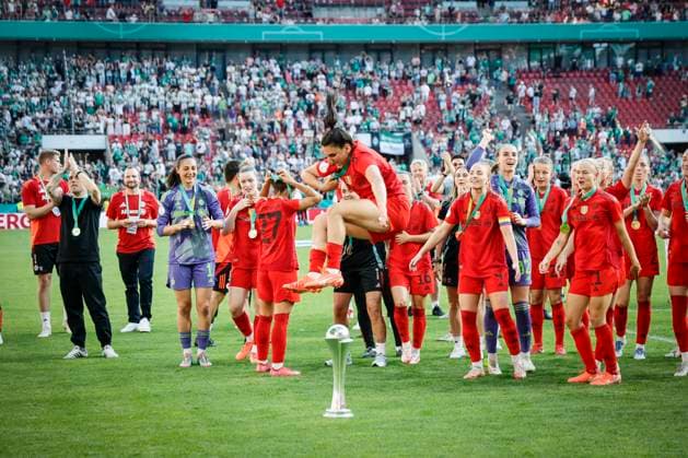 45 DFB Cup Final Women FC Bayern Munich SV Werder Bremen, 01 05 2025 Jovana Damnjanovic FC Bayern Munich, 9 jumps over the cup FC Bayern Munich celebrates the cup victory with the fans 45 DFB Cup Final Women FC Bayern Munich SV Werder Bremen on 01 05 2025 at RheinEnergie Stadion in Cologne North Rhine-Westphalia DFL REGULATIONS PROHIBIT ANY USE OF PHOTOGRAPHS AS IMAGE SEQUENCES AND OR QUASI VIDEO Copyright: xBEAUTIFULxSPORTS AxelxKohringx