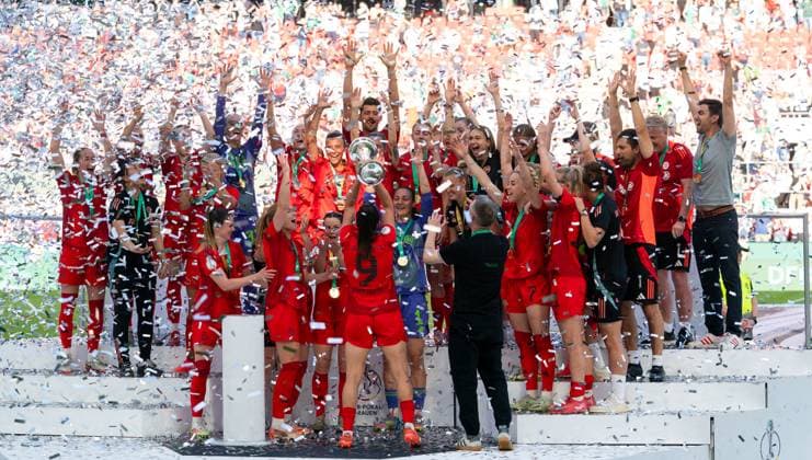 1 5 2025, Football, GER, Women, DFB Cup, Season 2024 2025,Final, FC Bayern Munich SV Werder Bremen The FC Bayern Munich team celebrates at the award ceremony as the new DFB Cup winners Cologne RheinenergieSTADION North Rhine-Westphalia Germany