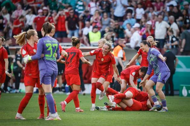 45 DFB Cup Final Womens FC Bayern Munich SV Werder Bremen, 01 05 2025 Joy after the final whistle the players of FC Bayern Munich storm onto the pitch 45 DFB Cup Final Womens FC Bayern Munich SV Werder Bremen on 01 05 2025 at RheinEnergie Stadium in Cologne North Rhine-Westphalia DFL REGULATIONS PROHIBIT ANY USE OF PHOTOGRAPHS AS IMAGE SEQUENCES AND OR QUASI VIDEO Copyright: xBEAUTIFULxSPORTS AxelxKohringx