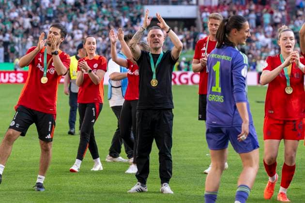 01 05 2025 FC Bayern Munich SV Werder Bremen, DFB Cup Women, season 2024 2025, final, at RheinEnergie Stadium in Cologne Munichs coach Alexander Straus celebrates in front of the fans Important note According to the regulations of the DFL German Football League and the DFB German Football Association, it is prohibited to use or have used photographs taken in the stadium and or of the match in the form of sequential images and or video-like photo series Copyright: xDavidxInderliedx