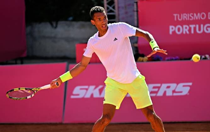 Canadian Felix Auger Aliassime loses in the round of 16 of the Estoril Open Estoril Open, ATP 175 Challenge Tour, 01 05 2025, round of 16 Canadian top seed Felix AUGER ALIASSIME loses to Italian Andrea Pellegrino Estoril Estoril Tenis Club Lisbon Portugal in the round of 16 of the Estoril Open