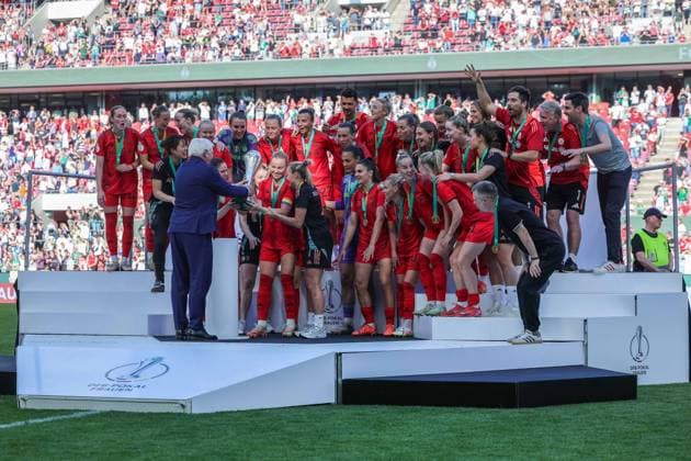 Soccer DFB Cup Womens Final FC Bayern Munich SV Werder Bremen on 01 05 2025 at RheinEnergieStadion in Cologne Frank Walter Steinmeier Federal President hands over the cup to Munich DFB regulations prohibit any use of photographs as image sequences and or quasi video xJRx