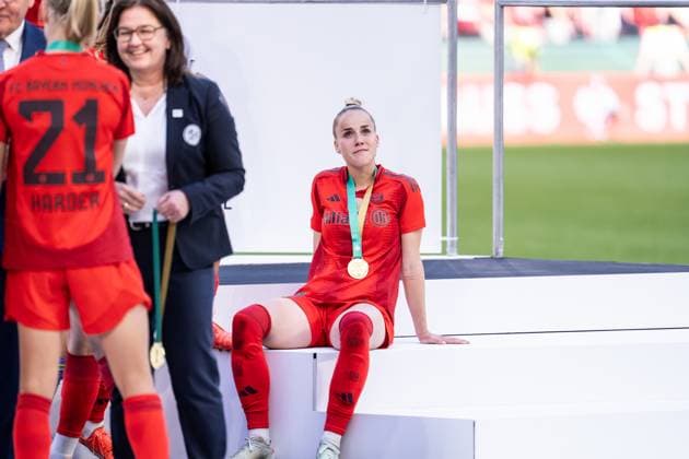 GER, DFB Pokal Final Women, FC Bayern Werder Bremen 01 05 2025, RheinEnergieSTADION, Cologne, GER, DFB Pokal Final Women, FC Bayern Werder Bremen in the picture Giulia Gwinn FC Bayern Munich, 7 sits with the medal on the podium nordphotoxGmbHxx xChristianxSchulze nph000300