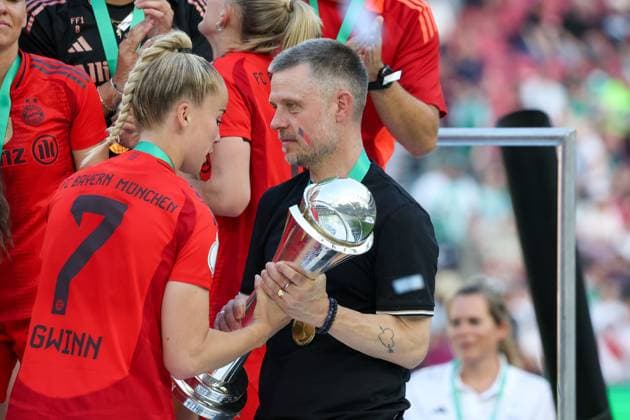 Giulia Gwinn 7 FC Bayern Muenchen Frauen hands over the DFB Pokal to head coach Alexander Straus FC Bayern Muenchen Frauen , SV Werder Bremen vs FC Bayern Frauen Muenchen, DFB Pokal Final, 01 05 25 DFB regulations prohibit any use of photographs as image sequences and or quasi video kolbert press Koeln NRW Germany Copyright: xkolbert-press MartinxAguerax