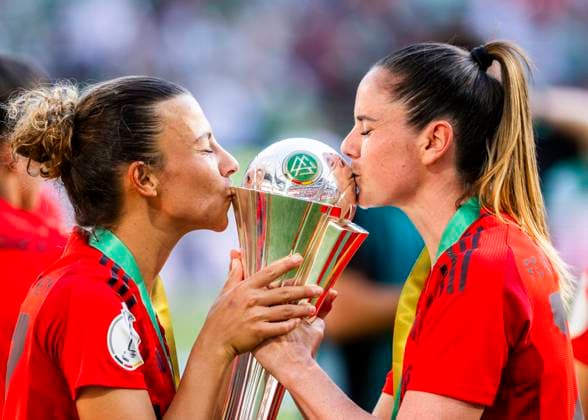 Bilder des Jahres 2025, Sport 05 Mai Sport Themen der Woche KW18 Sport Bilder des Tages Köln, RheinEnergieStadion, 01.05.2025: Arianna Caruso of Muenchen and Sarah Zadrazil of Muenchen celebrate the win of the cup during DFB cup final FC Bayern Muenchen v. Werder Bremen. *** Cologne, RheinEnergieStadion, 01 05 2025 Arianna Caruso of Muenchen and Sarah Zadrazil of Muenchen celebrate the win of the cup during DFB cup final FC Bayern Muenchen v Werder Bremen