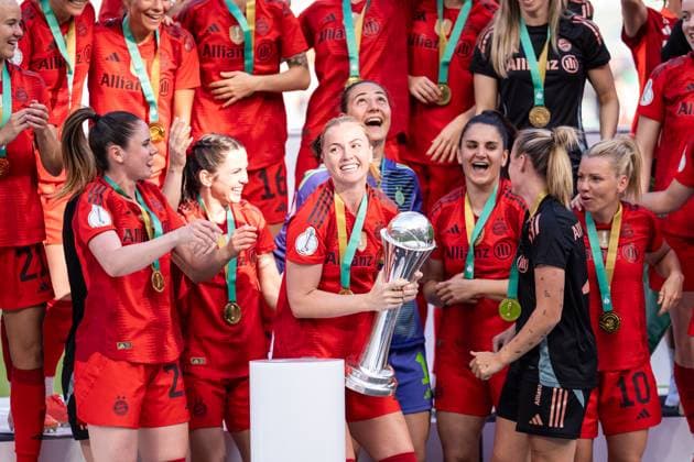 GER, DFB Pokal Final Women, FC Bayern Werder Bremen 01 05 2025, RheinEnergieSTADION, Cologne, GER, DFB Pokal Final Women, FC Bayern Werder Bremen in picture Cup Winner 2025, FC Bayern Munich, cheer with cup nordphotoxGmbHxx xChristianxSchulze nph000300