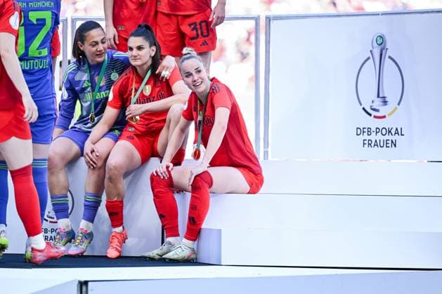 01 05 2025, Football, DFB Womens Cup Final, Season 2024 2025, FC Bayern Munich SV Werder Bremen, Maria Luisa Grohs FC Bayern Munich , Jovana Damnjanovic FC Bayern Munich , Giulia Gwinn FC Bayern Munich xRHR PHOTO TKx Copyright: RHR-FOTOx RHR-FOTO TK