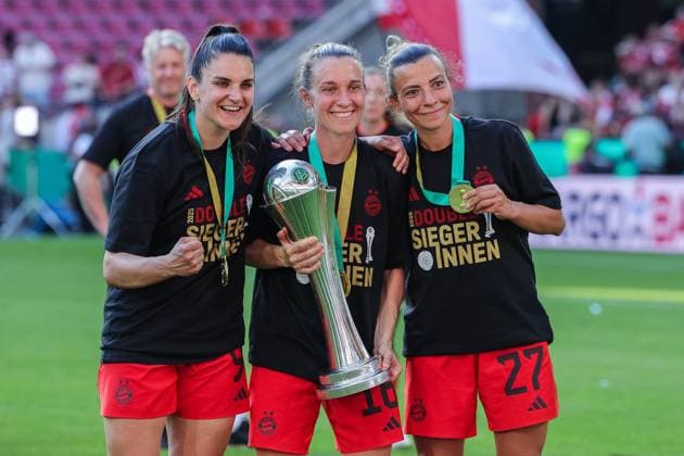 Soccer DFB Cup Womens Final FC Bayern Munich SV Werder Bremen on 01 05 2025 at RheinEnergieStadion in Cologne Jovana DamnjanoviÄ‡ Munich , left Momoko Tanikawa Munich , center Arianna Caruso Munich , right with the trophy DFB regulations prohibit any use of photographs as image sequences and or quasi video xJRx