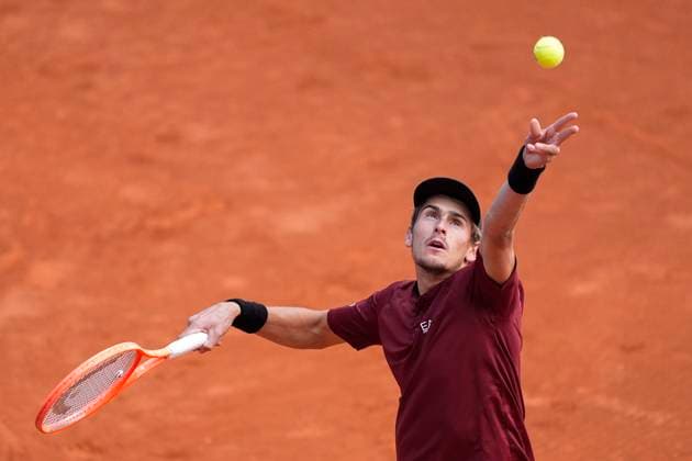 May 1, 2025, Madrid, Madrid, Spain: Matteo Arnaldi of Italy in action against Jack Draper of Great Britain during the Mutua Madrid Open 2025, ATP, Tennis Herren Masters 1000 and WTA, Tennis Damen 1000 tennis tournament, celebrated at Caja Magica on May 01, 2025 in Madrid, Spain. Madrid Spain - ZUMAa181 20250501_zaa_a181_112 Copyright: xOscarxJ.xBarrosox