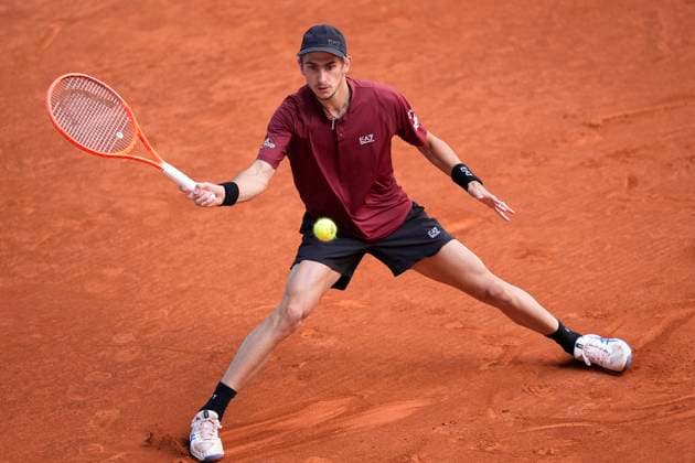 May 1, 2025, Madrid, Madrid, Spain: Matteo Arnaldi of Italy in action against Jack Draper of Great Britain during the Mutua Madrid Open 2025, ATP, Tennis Herren Masters 1000 and WTA, Tennis Damen 1000 tennis tournament, celebrated at Caja Magica on May 01, 2025 in Madrid, Spain. Madrid Spain - ZUMAa181 20250501_zaa_a181_115 Copyright: xOscarxJ.xBarrosox