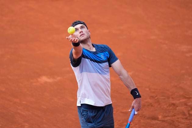 May 1, 2025, Madrid, Madrid, Spain: Jack Draper of Great Britain in action against Matteo Arnaldi of Italy during the Mutua Madrid Open 2025, ATP, Tennis Herren Masters 1000 and WTA, Tennis Damen 1000 tennis tournament, celebrated at Caja Magica on May 01, 2025 in Madrid, Spain. Madrid Spain - ZUMAa181 20250501_zaa_a181_117 Copyright: xOscarxJ.xBarrosox