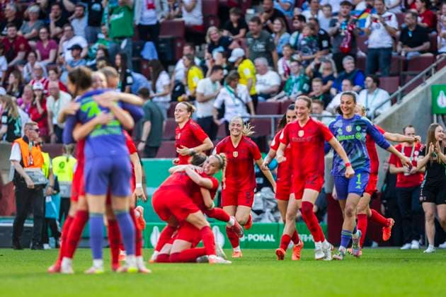 GER, DFB Pokalfinale, FC Bayern Muenchen vs Werder Bremen 01 05 2025, Rhein Energie Stadion, GER, DFB Pokalfinale, FC Bayern Muenchen vs Werder Bremen in the picture the womens team of FC Bayern wins the DFB Pokal in the final against the women of SV Werder Bremen with 4 2 and cheer after the final whistle, nordphotoxGmbHx xRauch nph00251