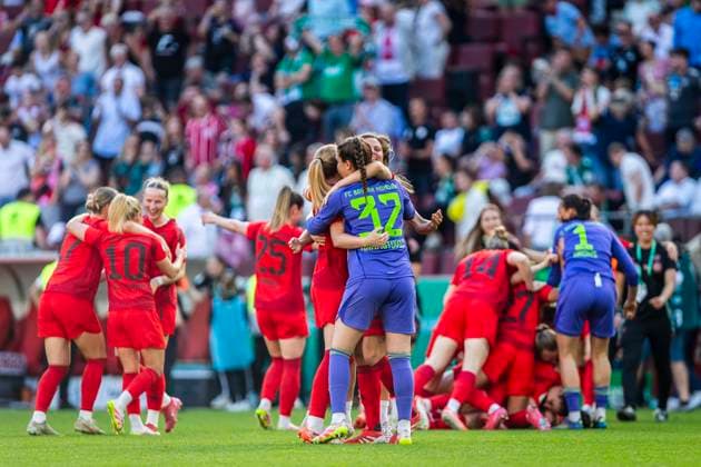GER, DFB Pokalfinale, FC Bayern Muenchen vs Werder Bremen 01 05 2025, Rhein Energie Stadion, GER, DFB Pokalfinale, FC Bayern Muenchen vs Werder Bremen in the picture the womens team of FC Bayern wins the DFB Pokal in the final against the women of SV Werder Bremen with 4 2 and cheer after the final whistle, nordphotoxGmbHx xRauch nph00251