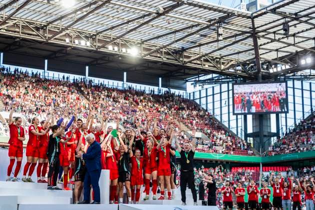 GER, DFB Pokalfinale, FC Bayern Muenchen vs Werder Bremen 01 05 2025, Rhein Energie Stadion, GER, DFB Pokalfinale, FC Bayern Muenchen vs Werder Bremen in the picture the womens team of FC Bayern wins the DFB Cup in the final against the women of SV Werder Bremen with 4 2, award ceremony and presentation of the DFB Cup by Frank Walter Steinmeier Federal President , nordphotoxGmbHx xRauch nph00251