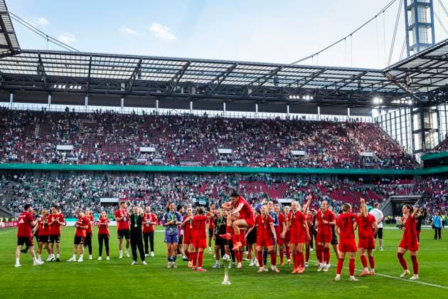 GER, DFB Pokalfinale, FC Bayern Muenchen vs Werder Bremen 01 05 2025, Rhein Energie Stadion, GER, DFB Pokalfinale, FC Bayern Muenchen vs Werder Bremen in the picture the womens team of FC Bayern wins the DFB Pokal in the final against the women of SV Werder Bremen with 4 2, cheering in front of the curve of the traveling Bayern fans, nordphotoxGmbHx xRauch nph00251