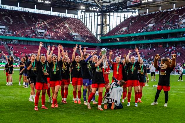 GER, DFB Pokalfinale, FC Bayern Muenchen vs Werder Bremen 01 05 2025, Rhein Energie Stadion, GER, DFB Pokalfinale, FC Bayern Muenchen vs Werder Bremen in the picture the womens team of FC Bayern wins the DFB Pokal in the final against the women of SV Werder Bremen with 4 2, cheering in front of the curve of the traveling Bayern fans, nordphotoxGmbHx xRauch nph00251