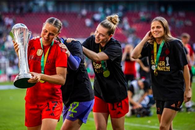 GER, DFB Pokalfinale, FC Bayern Muenchen vs Werder Bremen 01 05 2025, Rhein Energie Stadion, GER, DFB Pokalfinale, FC Bayern Muenchen vs Werder Bremen in the picture the womens team of FC Bayern wins the DFB Pokal in the final against the women of SV Werder Bremen with 4 2, cheering in front of the curve of the traveling Bayern fans, Klara Bühl Buehl FC Bayern 17 with the cup in her hands, nordphotoxGmbHx xRauch nph00251