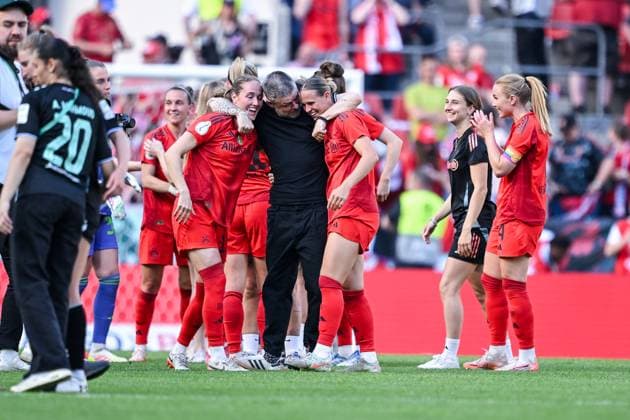 01 05 2025, Football, DFB Womens Cup Final, Season 2024 2025, FC Bayern Munich SV Werder Bremen, The players of FC Bayern Munich are looking forward to Coach Alexander Straus xRHR PHOTO TKx Copyright: RHR-FOTOx RHR-FOTO TK