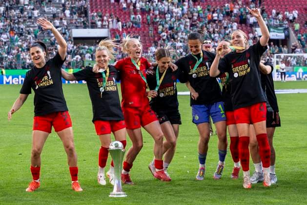 01 05 2025 FC Bayern Munich SV Werder Bremen, DFB Cup Women, Season 2024 2025, Final, at the RheinEnergie Stadium in Cologne The Munich players cheer in front of their fans Important note According to the regulations of the DFL German Football League and the DFB German Football Association, it is prohibited to use or have used photographs taken in the stadium and or of the match in the form of sequential images and or video-like photo series Copyright: xDavidxInderliedx