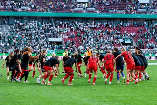 45 DFB Cup Final Womens FC Bayern Munich SV Werder Bremen, 01 05 2025 The FC Bayern Munich players dance around the cup 45 DFB Cup Final Womens FC Bayern Munich SV Werder Bremen, Cologne, RheinEnergiestadion, 01 05 2025 Copyright: xBEAUTIFULxSPORTS Wunderlx