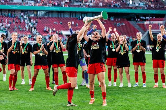 45 DFB Womens Cup Final FC Bayern Munich SV Werder Bremen, 01 05 2025 Tuva Hansen FC Bayern Munich, 6 and Sarah Zadrazil FC Bayern Munich, 25 lift the trophy in front of the curve 45 DFB Womens Cup Final FC Bayern Munich SV Werder Bremen, Cologne, RheinEnergiestadion, 01 05 2025 Copyright: xBEAUTIFULxSPORTS Wunderlx